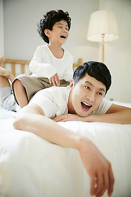 포토 JPG 남자 아들 어린이 엎드리기 가족 실내 미소 소년 상반신 성인 두명 앞모습 30대 화목 침실 한국인 침대 가족라이프 아빠 승차 즐거움 부자지간 남자만 국내포토 라이프스타일 감정 뷰포인트 가구 컨셉 관계 모션 표정 사람 동양인 내부 장년 파일형식