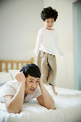 포토 JPG 전신 남자 아들 어린이 엎드리기 가족 실내 소년 상반신 성인 두명 앞모습 30대 점프 침실 한국인 침대 가족라이프 아빠 귀막기 즐거움 시끄러움 부자지간 남자만 국내포토 라이프스타일 감정 뷰포인트 가구 관계 모션 사람 동양인 손짓 내부 장년 파일형식