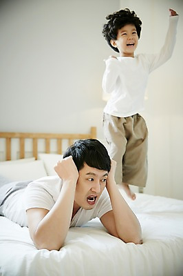 포토 JPG 전신 남자 아들 어린이 엎드리기 가족 실내 소년 상반신 성인 두명 앞모습 30대 점프 침실 한국인 침대 가족라이프 아빠 귀막기 즐거움 시끄러움 부자지간 남자만 국내포토 라이프스타일 감정 뷰포인트 가구 관계 모션 사람 동양인 손짓 내부 장년 파일형식