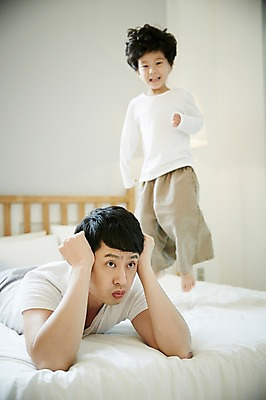 포토 JPG 전신 남자 아들 어린이 엎드리기 가족 실내 소년 상반신 성인 두명 앞모습 30대 점프 침실 한국인 침대 가족라이프 아빠 귀막기 즐거움 시끄러움 부자지간 남자만 국내포토 라이프스타일 감정 뷰포인트 가구 관계 모션 사람 동양인 손짓 내부 장년 파일형식