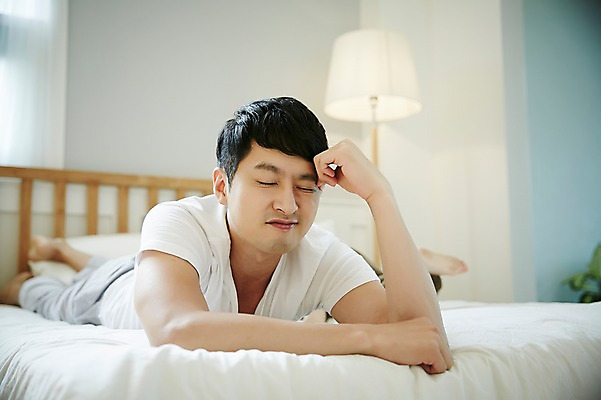 포토 JPG 전신 남자 엎드리기 맨라이프 실내 한명 성인 앞모습 30대 눈감음 침실 한국인 침대 고민 성인남자만 성인남자한명만 국내포토 1 라이프스타일 감정 뷰포인트 가구 모션 사람 동양인 내부 장년 남자만 남자한명만 성인만 파일형식