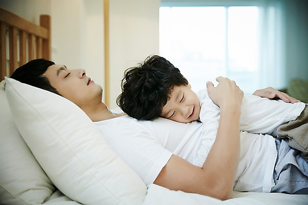 포토 JPG 남자 아들 어린이 가족 휴식 실내 소년 상반신 성인 두명 옆모습 30대 눕기 눈감음 화목 침실 한국인 침대 잠 가족라이프 아빠 부자지간 남자만 국내포토 라이프스타일 뷰포인트 가구 컨셉 관계 모션 사람 동양인 내부 장년 파일형식