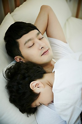 포토 JPG 남자 아들 어린이 가족 휴식 실내 소년 상반신 성인 두명 앞모습 뒷모습 30대 눕기 눈감음 화목 침실 한국인 침대 잠 가족라이프 아빠 부자지간 남자만 국내포토 라이프스타일 뷰포인트 가구 컨셉 관계 모션 사람 동양인 내부 장년 파일형식