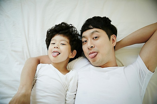 포토 JPG 남자 아들 어린이 가족 실내 미소 소년 상반신 성인 두명 앞모습 30대 눕기 화목 침실 한국인 침대 가족라이프 아빠 즐거움 메롱 부자지간 남자만 국내포토 라이프스타일 감정 뷰포인트 가구 컨셉 관계 모션 표정 사람 동양인 내부 장년 파일형식