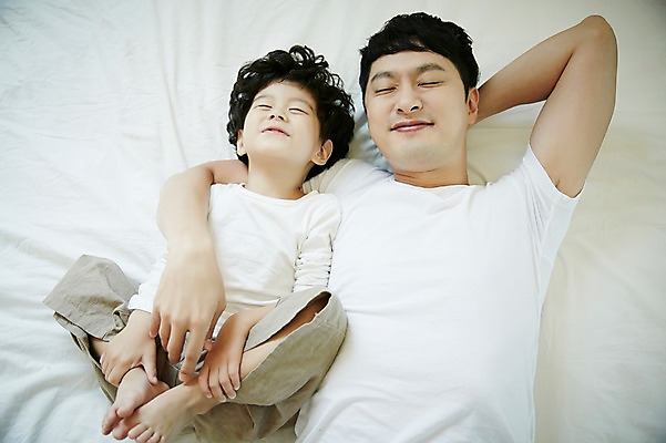 포토 JPG 전신 남자 아들 어린이 가족 실내 미소 소년 상반신 성인 두명 30대 눕기 눈감음 화목 침실 한국인 침대 가족라이프 아빠 즐거움 부자지간 남자만 국내포토 라이프스타일 감정 가구 컨셉 관계 모션 표정 사람 동양인 내부 장년 파일형식