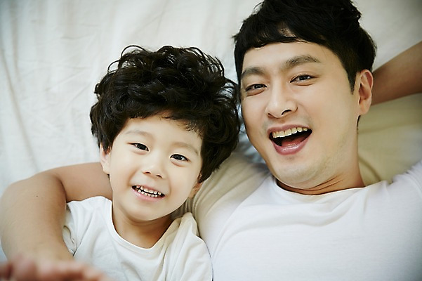 포토 JPG 남자 아들 어린이 가족 실내 미소 소년 상반신 성인 두명 앞모습 30대 눕기 화목 침실 한국인 침대 가족라이프 아빠 부자지간 남자만 국내포토 라이프스타일 뷰포인트 가구 컨셉 관계 모션 표정 사람 동양인 내부 장년 파일형식