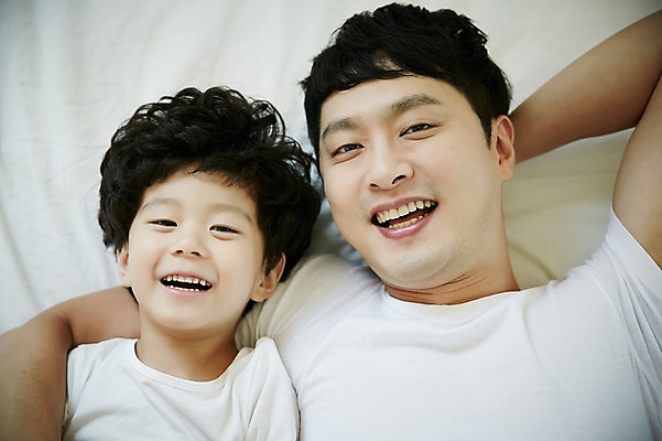 포토 JPG 남자 아들 어린이 가족 실내 미소 소년 상반신 성인 두명 30대 눕기 화목 침실 한국인 침대 가족라이프 아빠 즐거움 부자지간 남자만 국내포토 라이프스타일 감정 가구 컨셉 관계 모션 표정 사람 동양인 내부 장년 파일형식