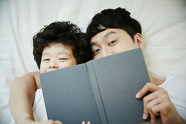 포토 JPG 남자 아들 어린이 가족 실내 미소 들기 소년 상반신 성인 두명 앞모습 책 30대 눕기 화목 침실 한국인 침대 가족라이프 아빠 얼굴가리기 부자지간 남자만 국내포토 라이프스타일 뷰포인트 가구 컨셉 관계 모션 표정 사람 동양인 내부 장년 가림 파일형식