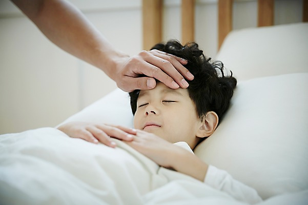 포토 JPG 손 남자 아들 어린이 가족 실내 소년 상반신 성인 두명 신체부위 30대 눕기 눈감음 다정 침실 한국인 침대 가족라이프 열 아빠 부자지간 남자만 국내포토 라이프스타일 가구 컨셉 관계 모션 사람 동양인 내부 장년 파일형식