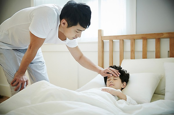 포토 JPG 남자 아들 어린이 가족 실내 서기 소년 상반신 성인 두명 30대 눕기 눈감음 다정 침실 만지기 한국인 침대 가족라이프 열 아빠 부자지간 남자만 국내포토 라이프스타일 가구 컨셉 관계 모션 사람 동양인 내부 장년 파일형식