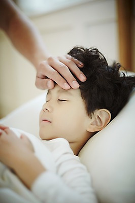 포토 JPG 손 남자 아들 어린이 가족 실내 소년 상반신 성인 두명 신체부위 30대 눕기 눈감음 다정 침실 한국인 침대 가족라이프 열 아빠 부자지간 남자만 국내포토 라이프스타일 가구 컨셉 관계 모션 사람 동양인 내부 장년 파일형식