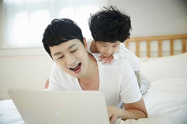 포토 JPG 남자 아들 어린이 엎드리기 가족 실내 미소 소년 상반신 성인 두명 앞모습 30대 노트북 화목 침실 한국인 침대 웹서핑 가족라이프 아빠 즐거움 부자지간 남자만 국내포토 라이프스타일 감정 뷰포인트 가구 컨셉 관계 모션 표정 사람 동양인 내부 장년 전자제품 파일형식