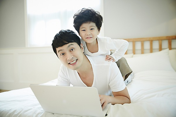 포토 JPG 남자 아들 어린이 엎드리기 가족 실내 미소 소년 상반신 성인 두명 앞모습 30대 노트북 화목 침실 한국인 침대 웹서핑 가족라이프 아빠 즐거움 부자지간 남자만 국내포토 라이프스타일 감정 뷰포인트 가구 컨셉 관계 모션 표정 사람 동양인 내부 장년 전자제품 파일형식