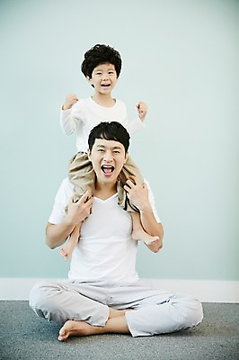 포토 JPG 전신 남자 아들 어린이 가족 실내 미소 앉기 소년 성인 두명 앞모습 30대 주먹 한국인 가족라이프 목말 아빠 즐거움 부자지간 남자만 국내포토 라이프스타일 감정 뷰포인트 관계 모션 표정 사람 동양인 내부 장년 파일형식