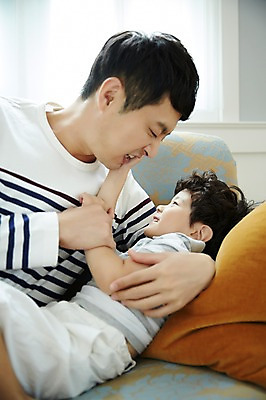 포토 JPG 남자 아들 어린이 장난 가족 실내 소년 상반신 성인 두명 옆모습 30대 소파 눕기 한국인 가족라이프 아빠 즐거움 부자지간 남자만 국내포토 라이프스타일 감정 뷰포인트 의자 관계 모션 사람 동양인 내부 장년 파일형식