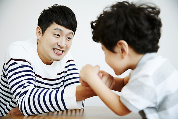 포토 JPG 남자 아들 어린이 가족 실내 앉기 소년 상반신 성인 두명 옆모습 30대 손잡기 경쟁 한국인 가족라이프 아빠 팔씨름 부자지간 남자만 국내포토 라이프스타일 뷰포인트 컨셉 관계 모션 놀이 사람 동양인 내부 장년 파일형식 인종 생활