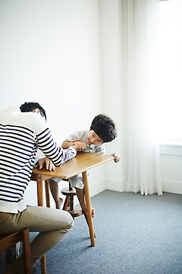 포토 JPG 전신 남자 아들 어린이 가족 실내 앉기 소년 성인 두명 옆모습 30대 손잡기 경쟁 한국인 가족라이프 아빠 팔씨름 부자지간 남자만 국내포토 라이프스타일 뷰포인트 컨셉 관계 모션 놀이 사람 동양인 내부 장년 파일형식