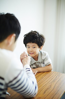 포토 JPG 남자 아들 어린이 가족 실내 미소 앉기 소년 상반신 성인 두명 앞모습 뒷모습 30대 손잡기 경쟁 한국인 가족라이프 아빠 팔씨름 부자지간 남자만 국내포토 라이프스타일 뷰포인트 컨셉 관계 모션 놀이 표정 사람 동양인 내부 장년 파일형식