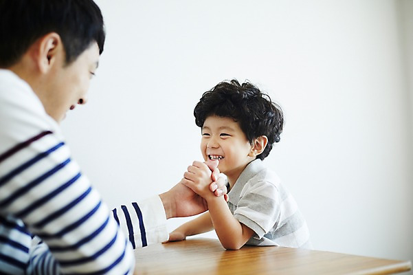 포토 JPG 남자 아들 어린이 가족 실내 미소 앉기 소년 상반신 성인 두명 옆모습 30대 손잡기 경쟁 한국인 가족라이프 아빠 팔씨름 부자지간 남자만 국내포토 라이프스타일 뷰포인트 컨셉 관계 모션 놀이 표정 사람 동양인 내부 장년 파일형식