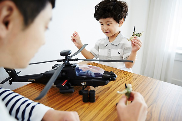 포토 JPG 남자 아들 어린이 가족 놀이 실내 미소 앉기 소년 상반신 성인 두명 앞모습 뒷모습 30대 장난감 한국인 가족라이프 아빠 헬리콥터 즐거움 키덜트 부자지간 남자만 국내포토 라이프스타일 감정 뷰포인트 관계 모션 비행기 표정 사람 동양인 내부 장년 파일형식