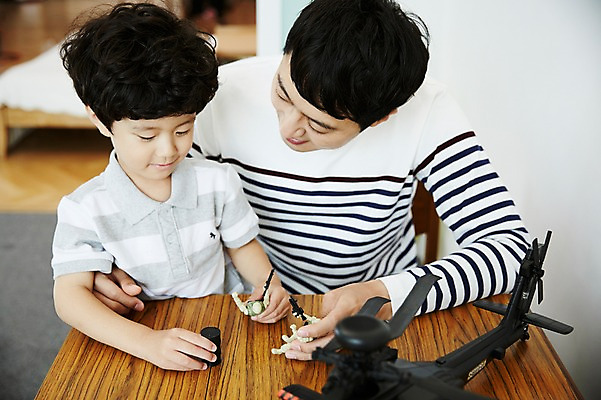 포토 JPG 남자 아들 어린이 가족 실내 들기 앉기 소년 상반신 성인 두명 앞모습 30대 장난감 한국인 가족라이프 아빠 헬리콥터 즐거움 키덜트 부자지간 남자만 국내포토 라이프스타일 감정 뷰포인트 관계 모션 비행기 사람 동양인 내부 장년 파일형식