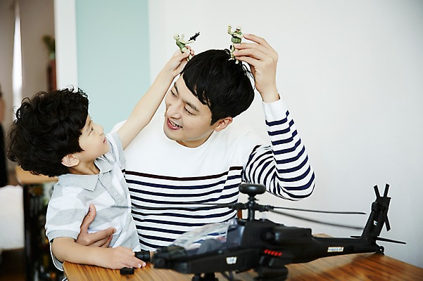 포토 JPG 남자 아들 어린이 가족 놀이 실내 미소 앉기 소년 상반신 성인 두명 앞모습 30대 장난감 한국인 가족라이프 아빠 헬리콥터 즐거움 키덜트 부자지간 남자만 국내포토 라이프스타일 감정 뷰포인트 관계 모션 비행기 표정 사람 동양인 내부 장년 파일형식