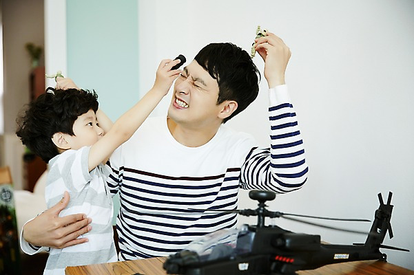 포토 JPG 남자 아들 어린이 장난 가족 놀이 실내 들기 소년 상반신 성인 두명 앞모습 30대 장난감 한국인 가족라이프 아빠 헬리콥터 즐거움 키덜트 부자지간 남자만 국내포토 라이프스타일 감정 뷰포인트 관계 모션 비행기 사람 동양인 내부 장년 파일형식