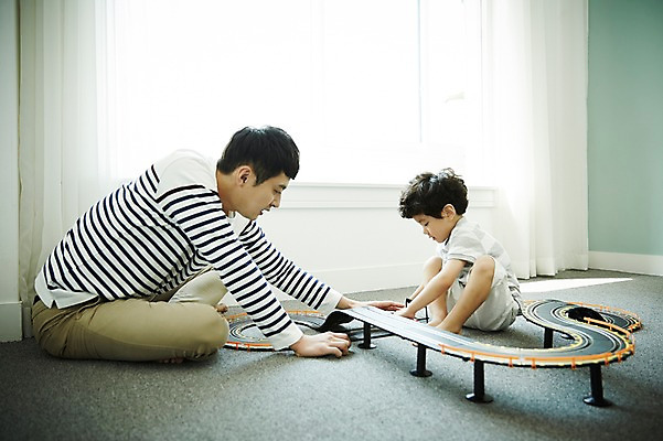 포토 JPG 전신 남자 아들 어린이 가족 놀이 실내 앉기 소년 성인 두명 옆모습 30대 다정 한국인 가족라이프 아빠 즐거움 자동차놀이 부자지간 남자만 국내포토 라이프스타일 감정 뷰포인트 컨셉 관계 모션 사람 동양인 내부 장년 파일형식