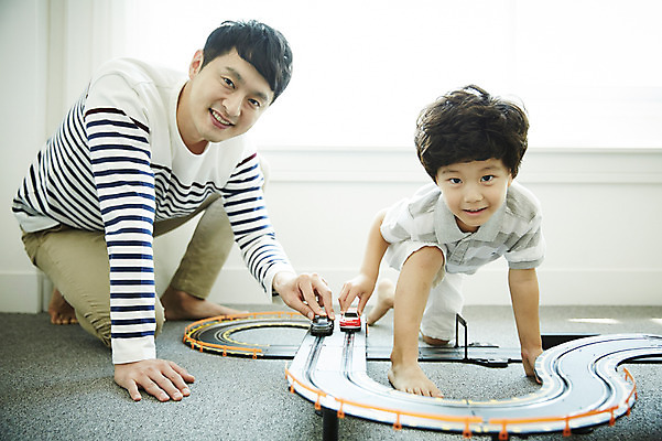 포토 JPG 전신 남자 아들 어린이 가족 놀이 실내 미소 앉기 소년 성인 두명 앞모습 30대 한국인 가족라이프 아빠 즐거움 자동차놀이 부자지간 남자만 국내포토 라이프스타일 감정 뷰포인트 관계 모션 표정 사람 동양인 내부 장년 파일형식