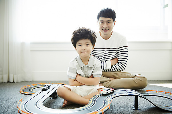 포토 JPG 전신 남자 아들 어린이 가족 놀이 실내 미소 앉기 소년 성인 두명 앞모습 30대 팔짱 한국인 가족라이프 아빠 즐거움 자동차놀이 부자지간 남자만 국내포토 라이프스타일 감정 뷰포인트 관계 모션 표정 사람 동양인 내부 장년 파일형식