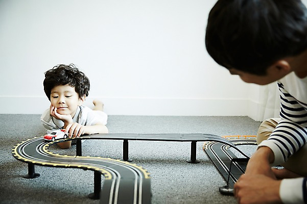 포토 JPG 남자 아들 어린이 엎드리기 가족 놀이 실내 미소 소년 상반신 성인 두명 앞모습 30대 턱괴기 한국인 가족라이프 아빠 즐거움 자동차놀이 부자지간 남자만 국내포토 라이프스타일 감정 뷰포인트 관계 모션 표정 사람 동양인 내부 장년 파일형식