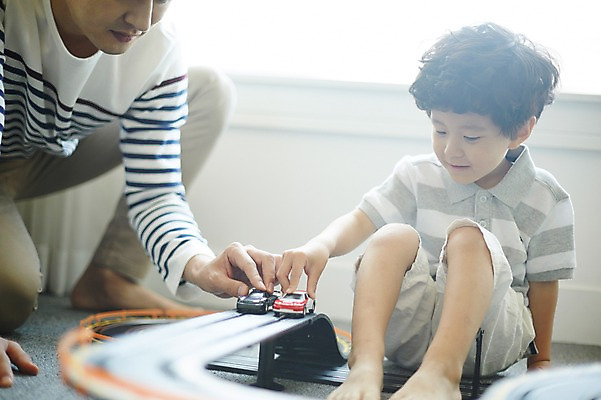 포토 JPG 전신 남자 아들 어린이 가족 놀이 실내 미소 앉기 소년 성인 두명 앞모습 30대 한국인 가족라이프 아빠 즐거움 자동차놀이 부자지간 남자만 국내포토 라이프스타일 감정 뷰포인트 관계 모션 표정 사람 동양인 내부 장년 파일형식