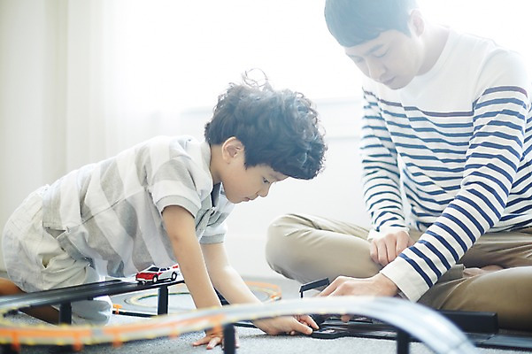 포토 JPG 남자 아들 어린이 가족 놀이 실내 미소 앉기 소년 상반신 성인 두명 앞모습 옆모습 30대 한국인 가족라이프 아빠 즐거움 자동차놀이 부자지간 남자만 국내포토 라이프스타일 감정 뷰포인트 관계 모션 표정 사람 동양인 내부 장년 파일형식