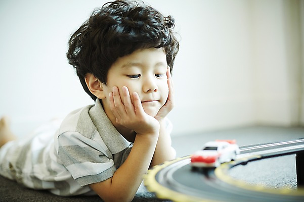 포토 JPG 응시 남자 어린이라이프 어린이 엎드리기 실내 한명 소년 상반신 옆모습 턱괴기 한국인 즐거움 자동차놀이 어린이만 소년한명만 국내포토 1 라이프스타일 시선 감정 뷰포인트 모션 놀이 사람 동양인 내부 남자한명만 소년만 파일형식