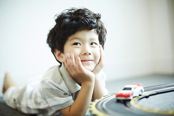 포토 JPG 남자 어린이라이프 어린이 엎드리기 실내 한명 미소 소년 상반신 앞모습 턱괴기 한국인 즐거움 자동차놀이 어린이만 소년한명만 국내포토 1 라이프스타일 감정 뷰포인트 모션 놀이 표정 사람 동양인 내부 남자한명만 소년만 파일형식