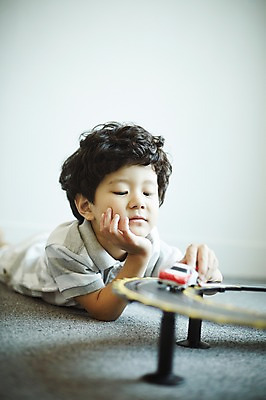 포토 JPG 남자 어린이라이프 어린이 엎드리기 놀이 실내 한명 소년 상반신 앞모습 턱괴기 한국인 즐거움 자동차놀이 어린이만 소년한명만 국내포토 1 라이프스타일 감정 뷰포인트 모션 사람 동양인 내부 남자한명만 소년만 파일형식