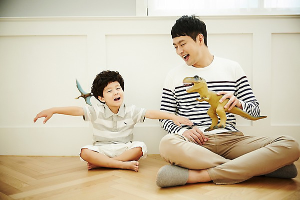 포토 JPG 전신 남자 아들 어린이 가족 놀이 실내 미소 앉기 소년 성인 두명 앞모습 30대 화목 한국인 가족라이프 아빠 즐거움 공룡 부자지간 남자만 국내포토 라이프스타일 감정 뷰포인트 컨셉 관계 파충류 모션 표정 사람 동양인 내부 장년 파일형식