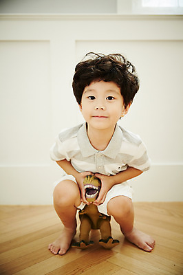 포토 JPG 전신 남자 어린이라이프 어린이 실내 한명 미소 앉기 소년 앞모습 장난감 한국인 즐거움 공룡 어린이만 소년한명만 국내포토 1 라이프스타일 감정 뷰포인트 파충류 모션 표정 사람 동양인 내부 남자한명만 소년만 파일형식