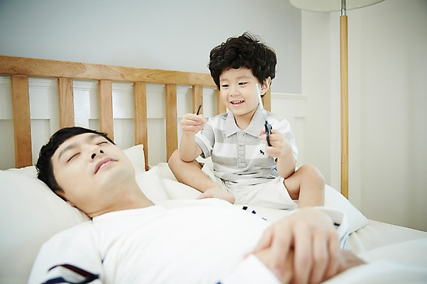 포토 JPG 남자 아들 어린이 장난 가족 실내 미소 들기 앉기 소년 상반신 성인 두명 앞모습 30대 눕기 머리카락 한국인 잠 가족라이프 아빠 자르기 즐거움 가위질 부자지간 남자만 국내포토 라이프스타일 감정 뷰포인트 관계 모션 가위_도구 표정 사람 동양인 내부 장년 머리 파일형식