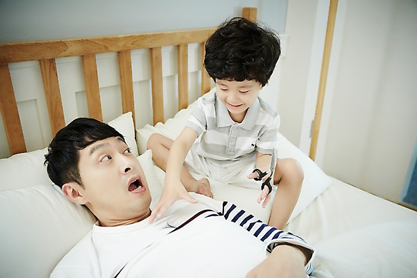 포토 JPG 전신 남자 아들 어린이 장난 가족 실내 들기 앉기 소년 상반신 성인 두명 앞모습 30대 눕기 머리카락 놀람 한국인 가족라이프 아빠 자르기 즐거움 가위질 부자지간 남자만 국내포토 라이프스타일 감정 뷰포인트 관계 모션 가위_도구 표정 사람 동양인 내부 장년 머리 파일형식