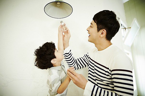 포토 JPG 남자 아들 어린이 전구 가족 실내 서기 소년 상반신 성인 두명 옆모습 30대 화목 한국인 가족라이프 아빠 부자지간 남자만 국내포토 라이프스타일 뷰포인트 컨셉 관계 모션 사람 동양인 내부 장년 파일형식