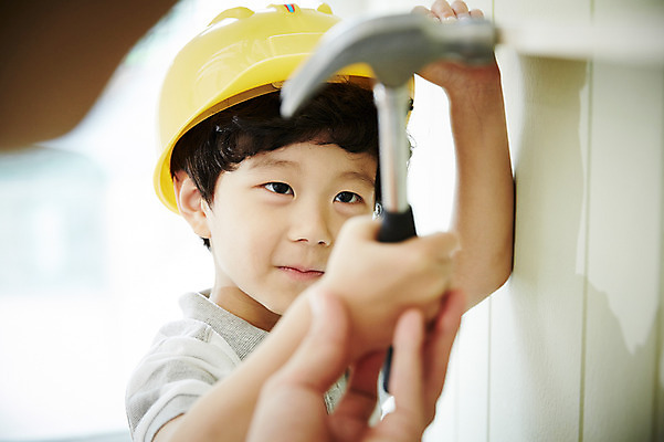 포토 JPG 손 남자 아들 어린이 가족 실내 미소 들기 소년 상반신 성인 두명 옆모습 신체부위 30대 한국인 가족라이프 아빠 망치 즐거움 부자지간 남자만 국내포토 라이프스타일 감정 뷰포인트 관계 모션 표정 사람 동양인 내부 장년 공구 파일형식