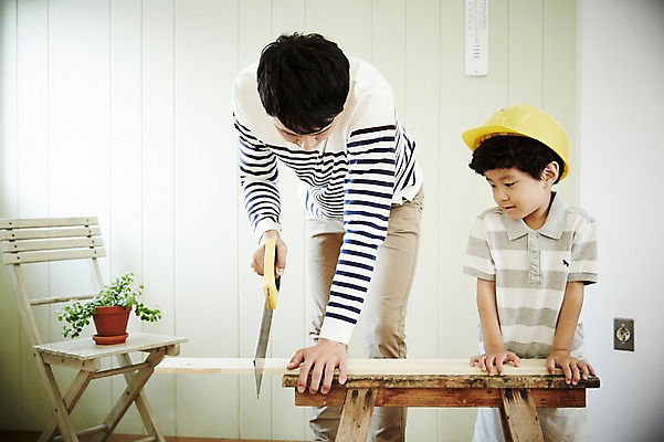 포토 JPG 남자 아들 어린이 가족 실내 서기 소년 상반신 성인 두명 앞모습 30대 한국인 가족라이프 아빠 즐거움 나무판자 톱질 부자지간 남자만 국내포토 라이프스타일 감정 뷰포인트 관계 모션 사람 동양인 내부 목재 장년 파일형식