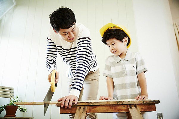 포토 JPG 남자 아들 어린이 가족 실내 서기 미소 들기 소년 상반신 성인 두명 앞모습 30대 한국인 가족라이프 아빠 즐거움 나무판자 톱 톱질 부자지간 남자만 국내포토 라이프스타일 감정 뷰포인트 관계 모션 표정 사람 동양인 내부 목재 장년 공구 파일형식