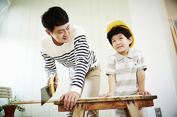 포토 JPG 남자 아들 어린이 가족 실내 서기 미소 들기 소년 상반신 성인 두명 앞모습 30대 한국인 가족라이프 아빠 즐거움 나무판자 톱 톱질 부자지간 남자만 국내포토 라이프스타일 감정 뷰포인트 관계 모션 표정 사람 동양인 내부 목재 장년 공구 파일형식