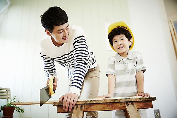 포토 JPG 남자 아들 어린이 가족 실내 서기 미소 들기 소년 상반신 성인 두명 앞모습 30대 한국인 가족라이프 아빠 즐거움 나무판자 톱 톱질 부자지간 남자만 국내포토 라이프스타일 감정 뷰포인트 관계 모션 표정 사람 동양인 내부 목재 장년 공구 파일형식