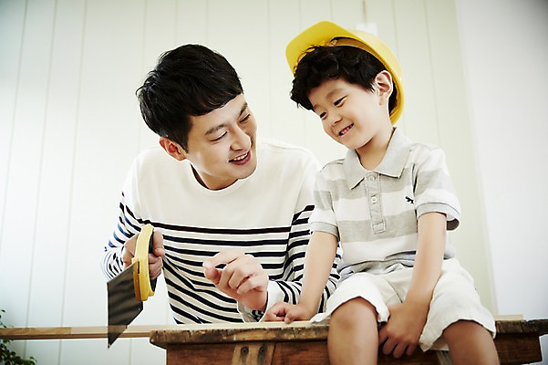 포토 JPG 남자 아들 어린이 가족 실내 서기 미소 들기 앉기 소년 상반신 성인 두명 앞모습 30대 한국인 가족라이프 아빠 즐거움 나무판자 톱 톱질 부자지간 남자만 국내포토 라이프스타일 감정 뷰포인트 관계 모션 표정 사람 동양인 내부 목재 장년 공구 파일형식