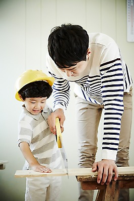 포토 JPG 남자 아들 어린이 가족 실내 서기 미소 들기 소년 상반신 성인 두명 앞모습 30대 다정 한국인 가족라이프 아빠 나무판자 톱질 부자지간 남자만 국내포토 라이프스타일 뷰포인트 컨셉 관계 모션 표정 사람 동양인 내부 목재 장년 파일형식