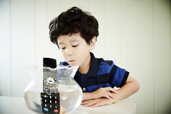 포토 JPG 남자 어린이라이프 어린이 장난 실내 한명 앉기 소년 상반신 앞모습 한국인 리모컨 어항 호기심 넣기 어린이만 소년한명만 국내포토 1 라이프스타일 감정 뷰포인트 컨셉 모션 사람 동양인 내부 남자한명만 소년만 파일형식