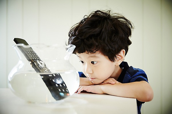 포토 JPG 남자 어린이라이프 어린이 장난 실내 한명 앉기 소년 상반신 앞모습 한국인 리모컨 어항 호기심 넣기 어린이만 소년한명만 국내포토 1 라이프스타일 감정 뷰포인트 컨셉 모션 사람 동양인 내부 남자한명만 소년만 파일형식